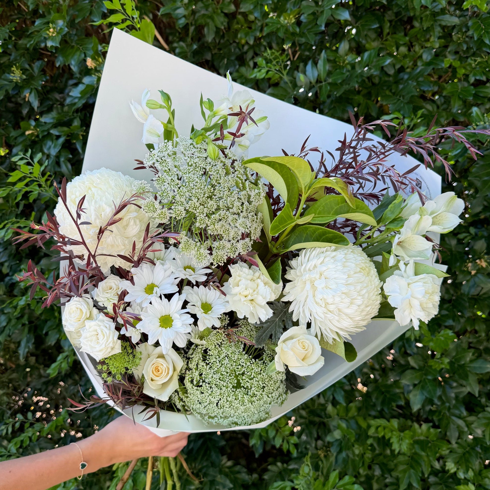 FRONT FACING SEASONAL BOUQUET - WHITE