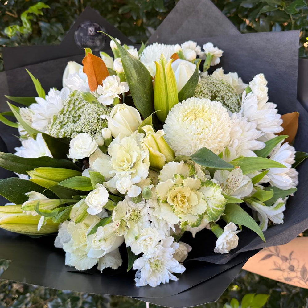 ROUND WHITE BOUQUET